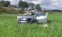 O motorista de um carro perdeu o controle do veculo e capotou