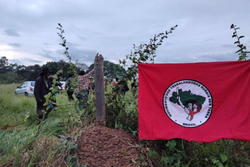 Integrantes do MST invadem terras pas afora como nesta rea em Campinas(SP); ao faz parte do ''abril vermelho'', para pressionar o governo a desapropriar
