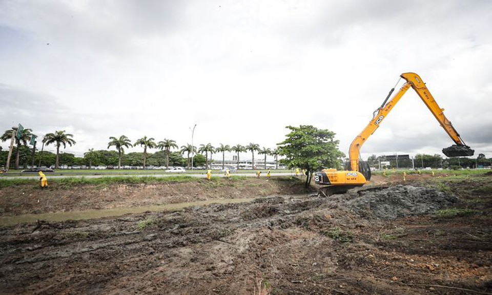 Todos os anos a Prefeitura do Recife realiza a limpeza dos 99 canais que cortam a cidade, dentro da Ao Inverno. (Foto: Rodolfo Loepert / PCR)