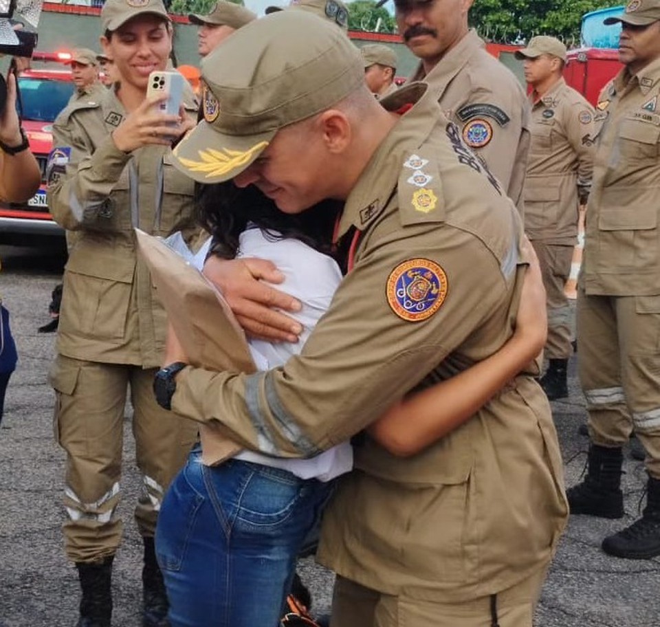 A aluna Tereza Vitria, de 10 anos, foi entregar as cartinhas escritas por ela e seus colegas de escola  equipe pernambucana que ir ao RS. (Foto: Cortesia/Divulgao)