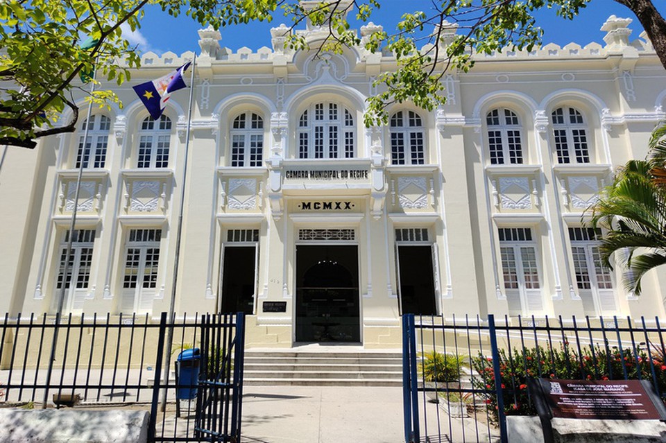 O relatrio de auditoria do processo do TCE afirma que em fevereiro de 2022 a Cmara de Vereadores do Recife tinha 886 cargos em comisso e apenas 99 cargos efetivos (Foto: Divulgao)