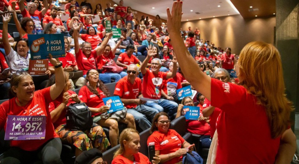 Professores da rede estadual farão paralisação nesta quarta-feira (13); entenda o motivo