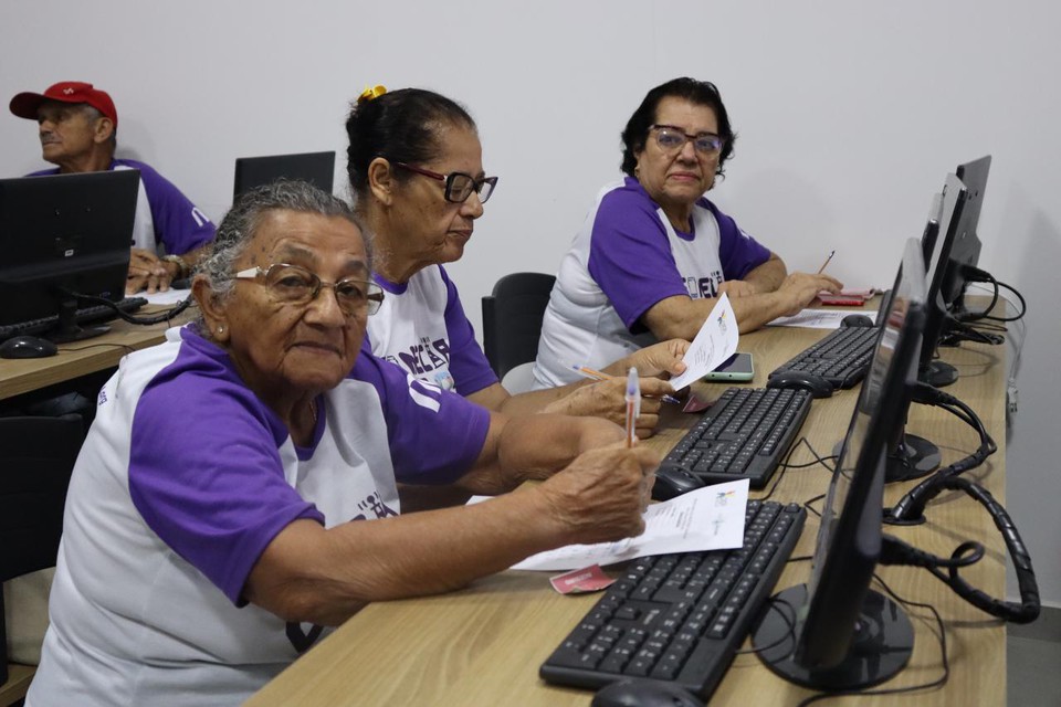 Os novos alunos vo aprender desde o que  um computador at como conectar-se  internet (Foto: Divulgao)