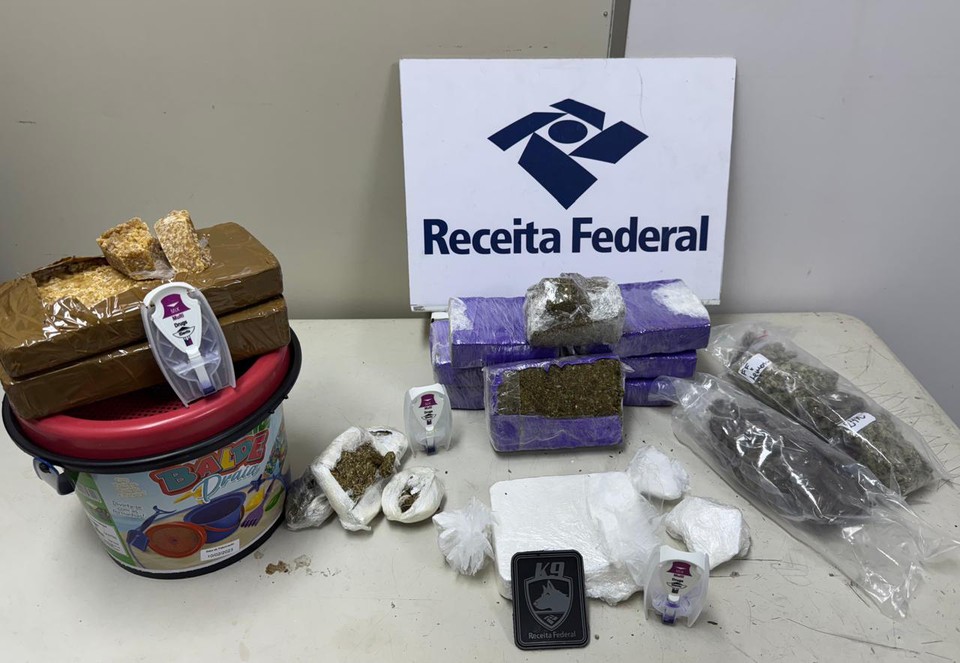 Maconha, pasta-base e cocana estavam em encomendas  (Foto: Receita Federal )