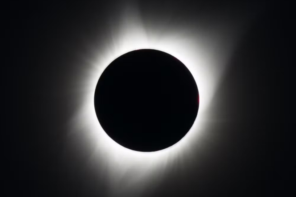 Um eclipse total ocorre quando a Lua passa entre a Terra e o Sol (Crdito: NASA/Aubrey Gemignani 
)