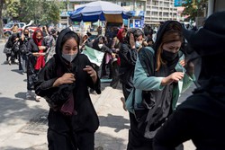 Talibãs atiram para o ar e dispersam protesto de mulheres em Cabul (Foto: WAKIL KOHSAR / AFP)
