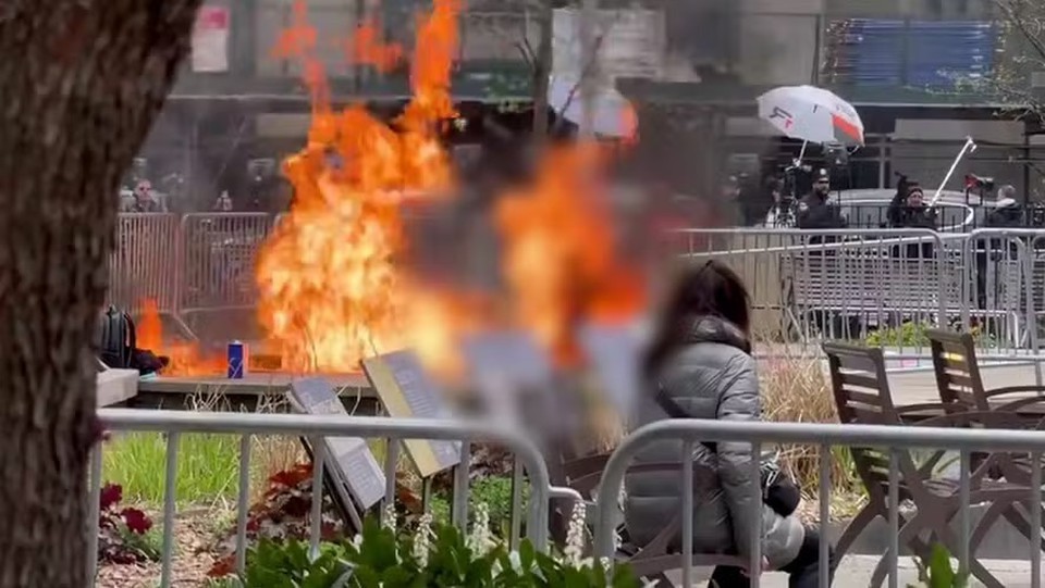 Homem ateou fogo sobre si em frente ao tribunal de Nova York (Foto: Reproduo)