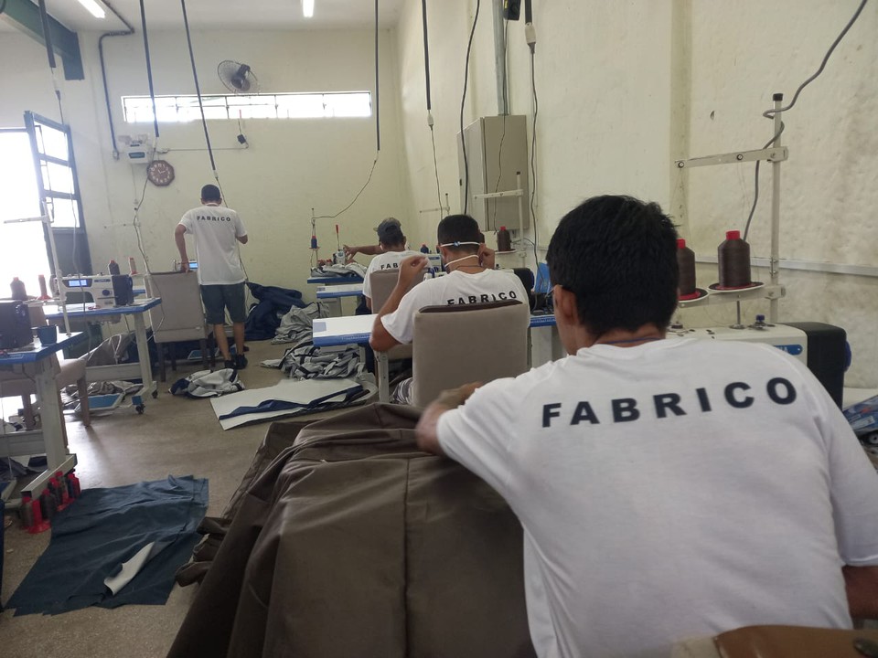 Atualmente, 25 detentos trabalham em uma fbrica de estofados, que fica dentro da Penitenciria de Tacaimb, no Agreste do Estado  (Foto: Divulgao/SEAP )
