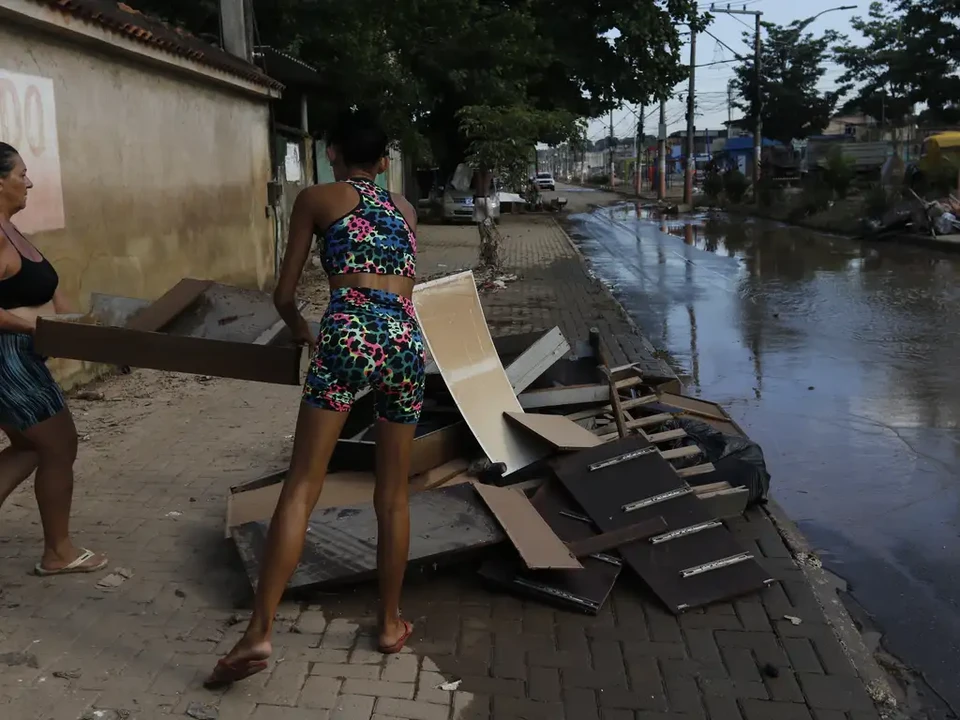 
Estragos e prejuízos causados pelas chuvas em Belford Roxo, na Baixada Fluminense (foto: Fernando Frazão/Agência Brasil)