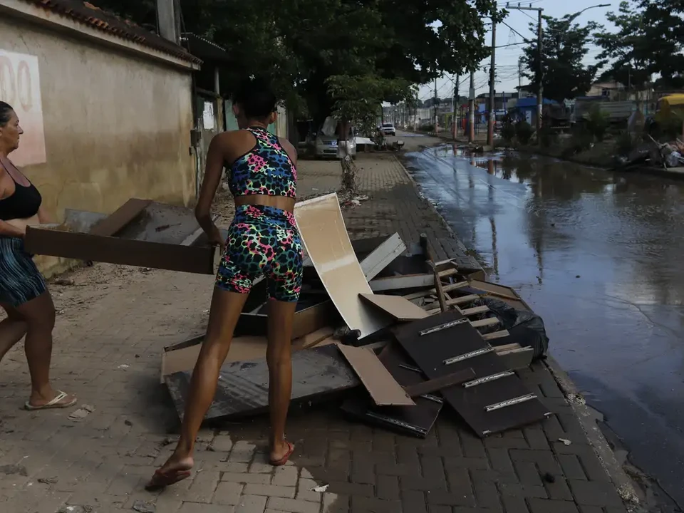 
Estragos e prejuzos causados pelas chuvas em Belford Roxo, na Baixada Fluminense (foto: Fernando Frazo/Agncia Brasil)