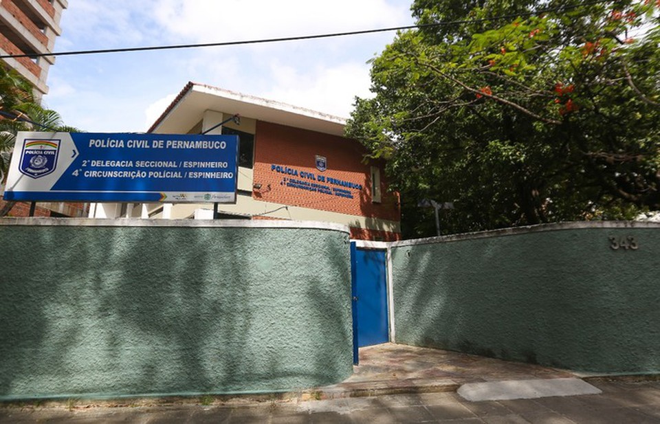 Ele foi preso e conduzido para a 2 DESEC, onde foi autuado em flagrante por roubo majorado (Foto: Leandro de Santana/Esp.DP)