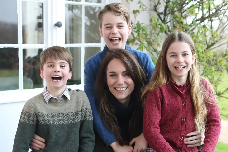 A foto mostra Kate sorridente, rodeada pelos trs filhos, George, Charlotte e Louis (foto: Reproduo/X)
