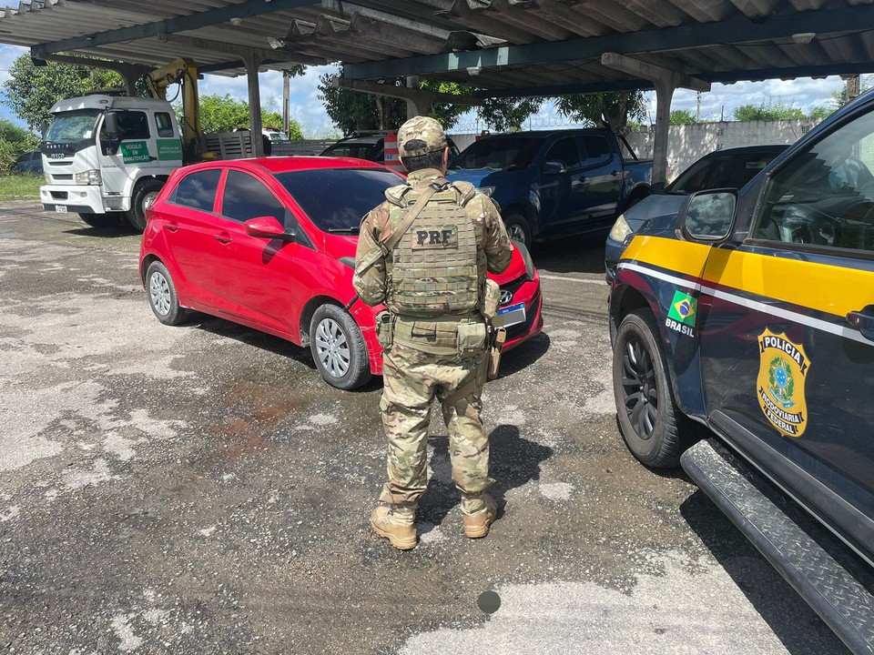 Carro foi parado em fiscalizao em rodovia federal  (Foto: PRF)