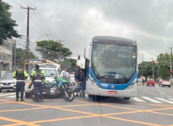  Batida entre BRT e carro trava trnsito na Avenida Cruz Cabug  (Foto: Nicolle Gomes/DP)