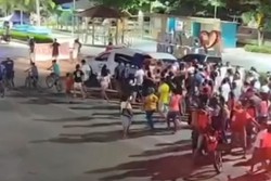Enterro da beb Ana Beatriz rene multido em Alagoas (Foto: Reproduo)