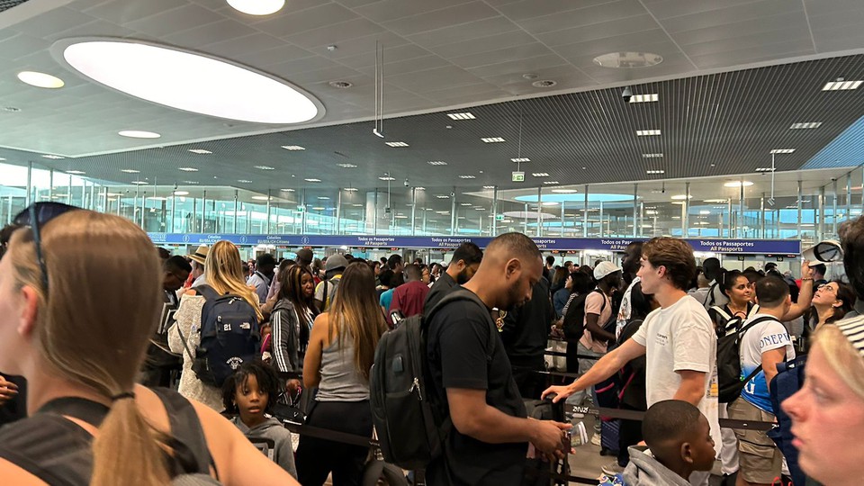 Passageiros esperaram por horas para irem para um hotel (Foto: Reproduo/Whatsapp)