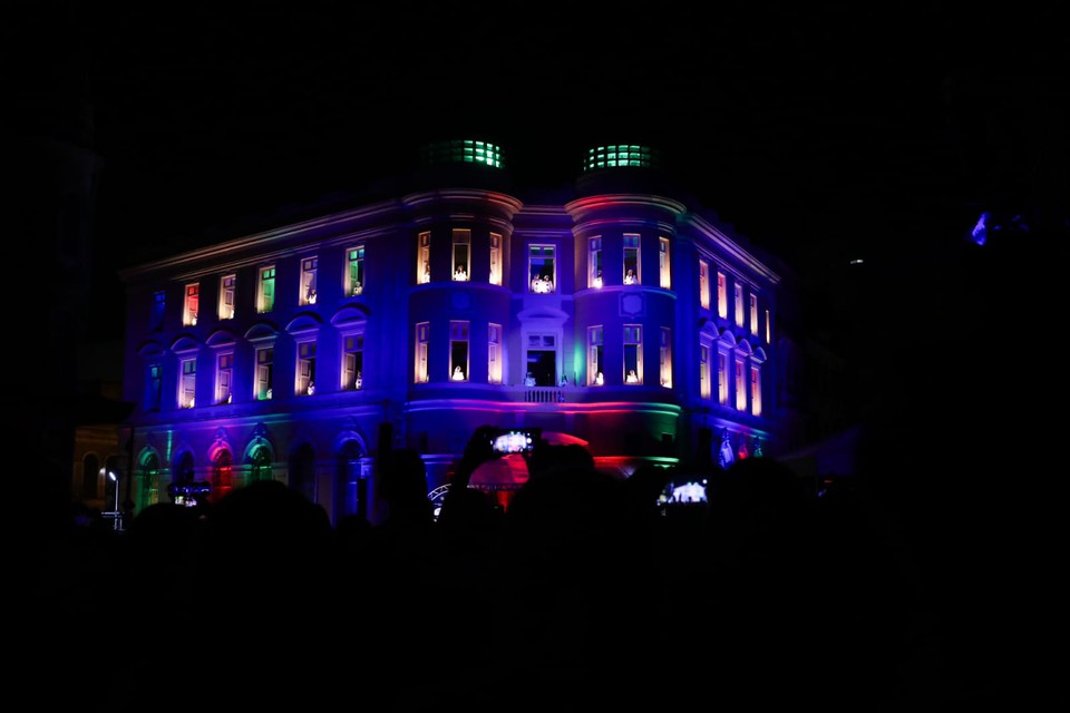 O espetáculo com cores e uma iluminação especial, atraiu milhares de pessoas no Marco Zero, no Bairro do Recife Antigo (Sandy James/DP)