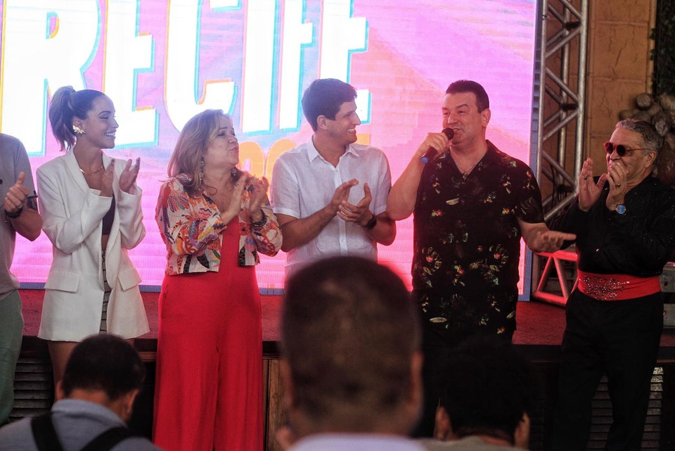 Joo Campos recebeu artistas para divulgar grade de shows do fim de ano. (Foto: Romulo Chico/DP)