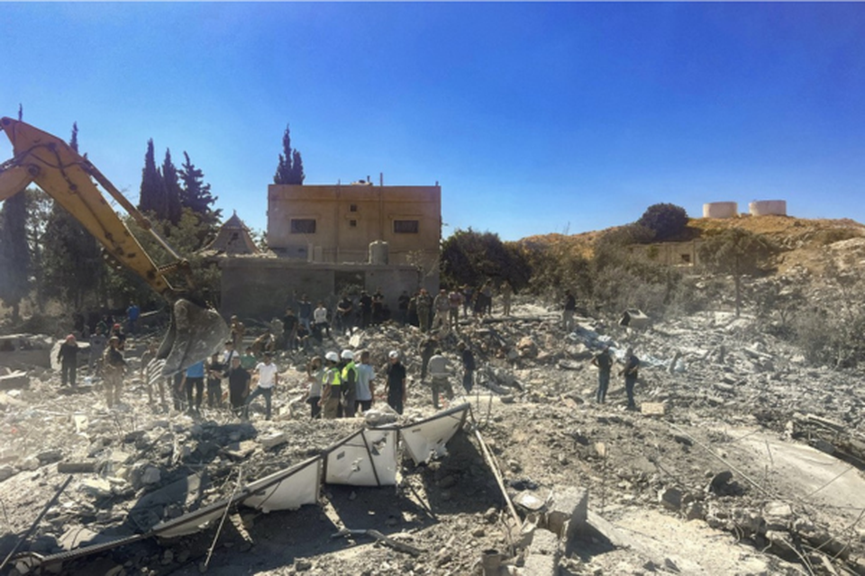 Pessoas verificam os escombros de edifcios destrudos na vila de Younine, no Vale de Bekaa, no Lbano
 (Crditos: KHIRBET YOUNINE, LBANO)
