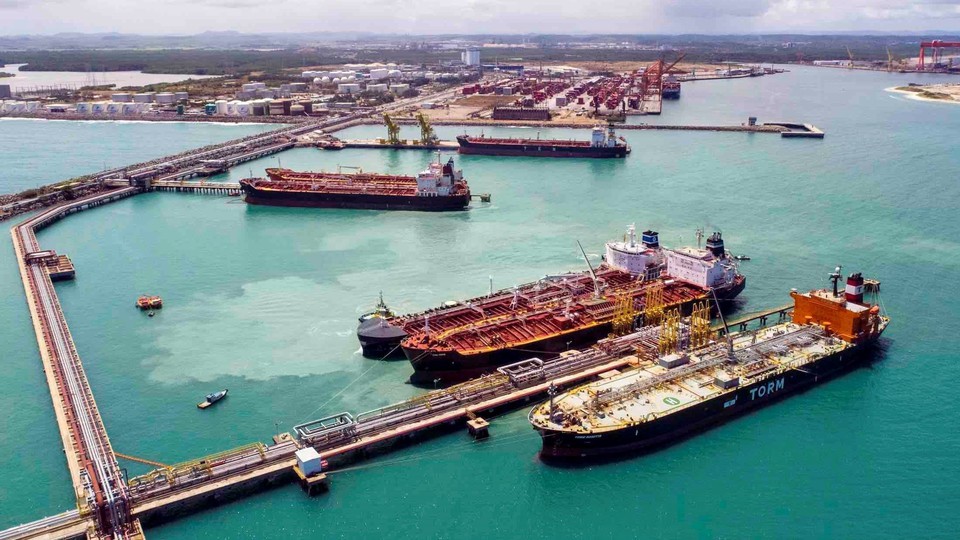 Suape vai passar a receber navios de grande porte, como os petroleiros Suezmax (Rafael Medeiros / Divulgao)