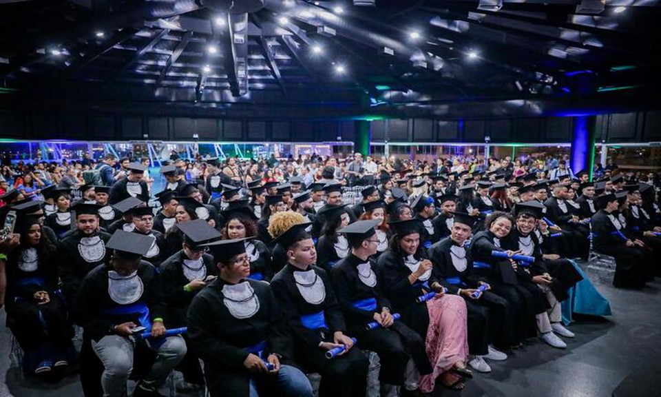 A solenidade contou com a participao de 134 estudantes, a maioria deles j empregados, que iniciaram os cursos em agosto de 2021 e os concluram no segundo semestre de 2023 (Foto: Edson Holanda/PCR)