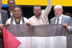 Em abertura de conferência cultural, Lula posa com bandeira da Palestina (foto: Reprodução/gov.br)