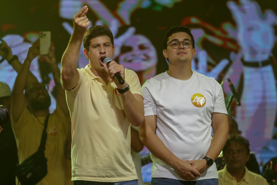 Joo Campos (PSB) e Victor Marques (PCdoB) na festa da vitria no ltimo domingo (6) (Rafael Vieira/DP Foto)