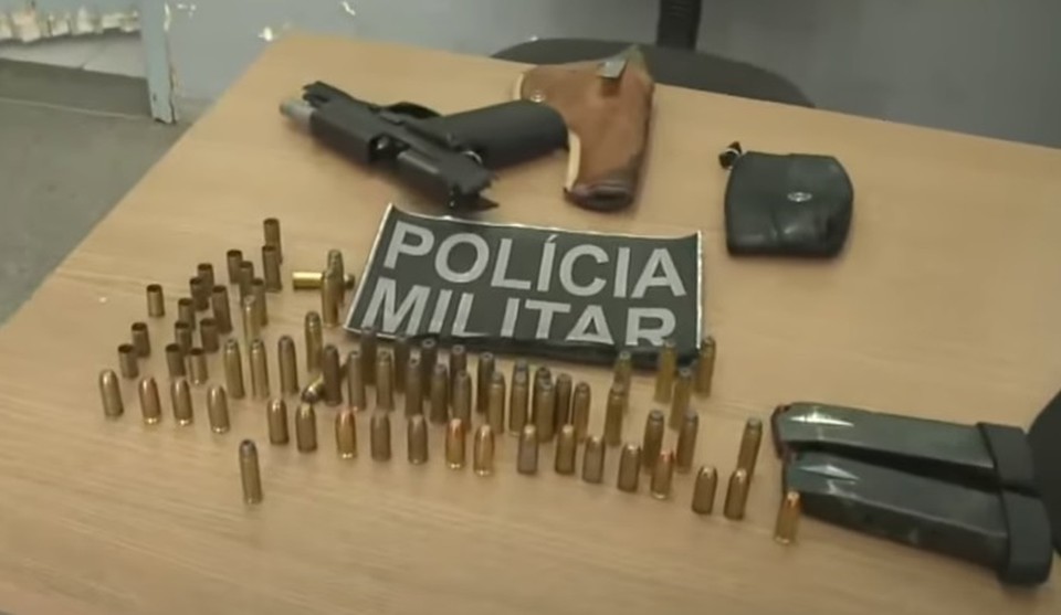 Armas e munies foram encontradas com padre (Foto: Redes Sociais)