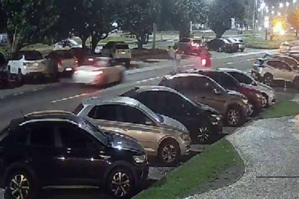 O carro de luxo foi apreendido em um condomnio da Barra da Tijuca momentos depois do acidente  (foto: Reproduo/Redes sociais)