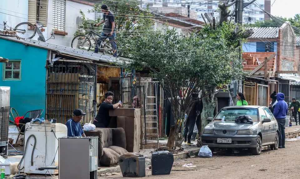 Enchente inutilizou vrios pertences de moradores da capital (foto: Rafa Neddermeyer/Agncia Brasil)