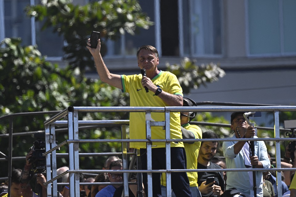 Jair Bolsonaro discursou em ato na praia de Copacabana neste domingo (21) (Foto: MAURO PIMENTEL / AFP
)