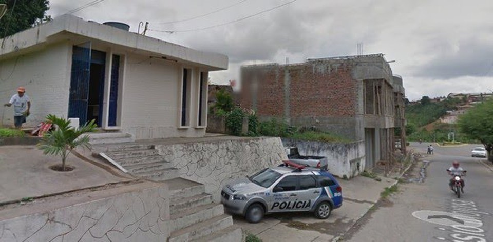 O pai ficou custodiado na unidade de sade e foi levado para a Delegacia de So Vicente Frrer quando recebeu alta (Foto: Reproduo/Google Street View)