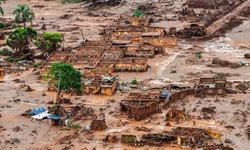 
O rompimento de uma barragem da Samarco, controlada pela Vale e BHP, ocorreu em 5 de novembro de 2015

