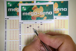 Prêmio da Mega-Sena acumula mais uma vez e pode atingir R$ 205 milhões (Crédito: Rafa Neddermeyer / Agência Brasil)