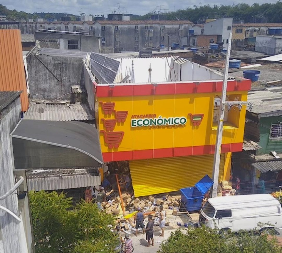 Parte de teto de supermercado desabou em Jaboato  (Foto: Redes Sociais)