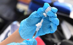 Vacinados sem dose de reforço podem ter sintomas mais persistentes da Covid-19 (Foto: Frederic J. BROWN / AFP)