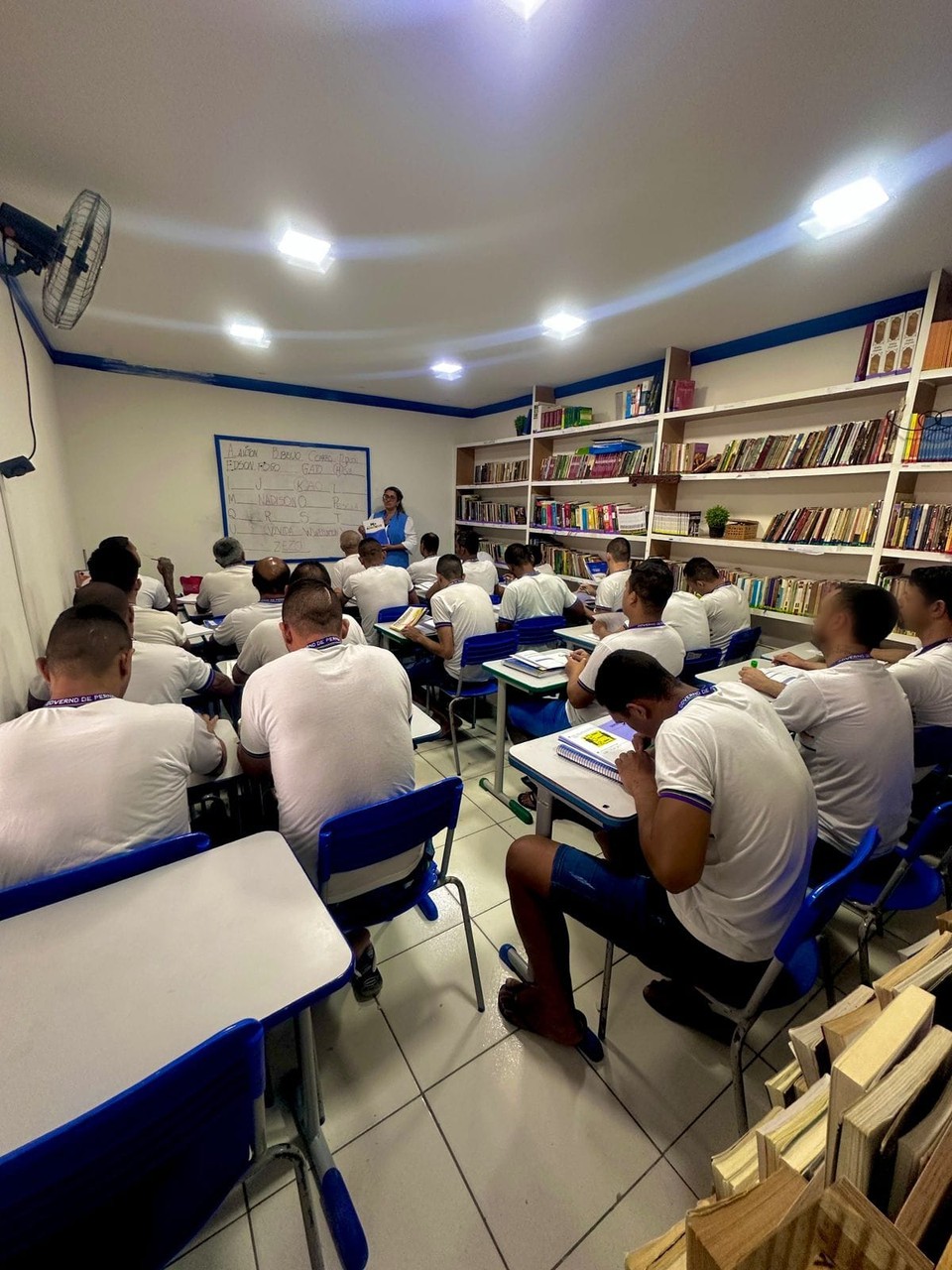 Detentos estudam para supletivo  (Foto: Seap)
