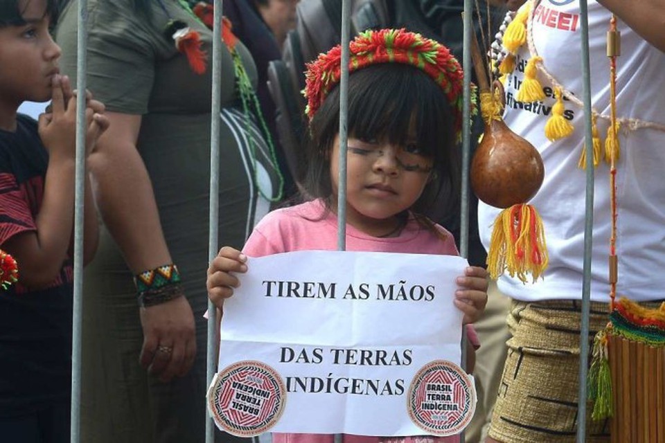 
Manifestao sobre o marco temporal das terras indgenas ao lado do STF (foto: Ed Alves/CB/DA.Press)