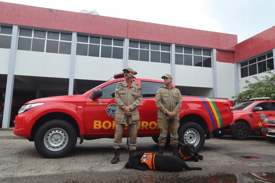 Equipe de profissionais pernambucanos vai ao RS promover ajuda nos resgates no sul do pas. (Foto: Rafael Vieira/DP)