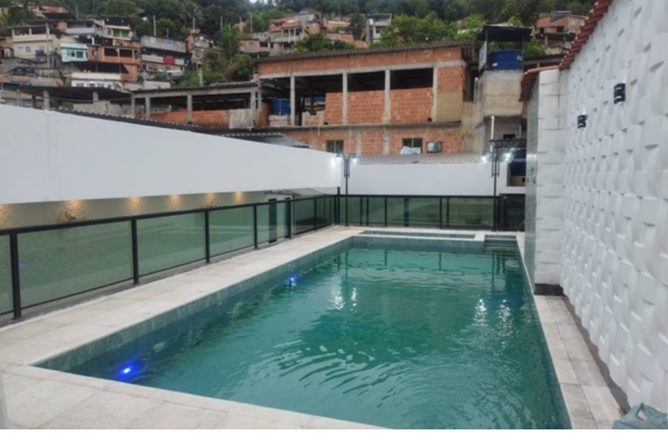 Casa usada por criminosos com piscina com LED  (Crditos: Divulgao/PMERJ)