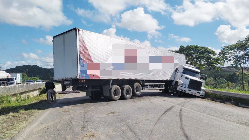 Caminho ficou atravessado na BR-101 (Foto: PRF )