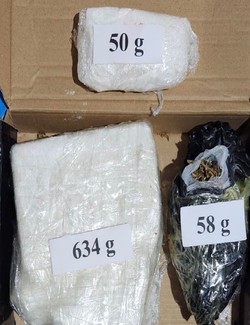 Cocana, haxixe e maconha disfarados em kit de transmisso so apreendidos em barco em Noronha (Foto: PM)