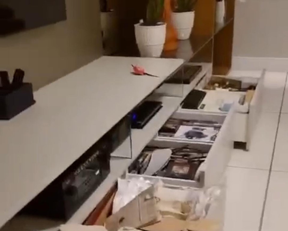  Na gravao, um dos moradores da casa mostra indignao e mostra o estado que o apartamento ficou (Foto: Reproduo/Whatsapp)