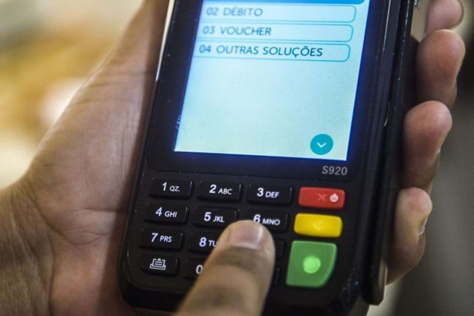 
A modalidade de crdito  ativada automaticamente quando o cliente no paga o valor total da fatura at a data do vencimento e  a mais cara do pas, com juros que chegam a 431,6% ao ano em 2023 (foto: Marcello Casal Jr/Agncia Brasil)