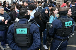 Ao contrrio dos Estados Unidos, onde as manifestaes levaram a confrontos com a polcia, na Frana os protestos foram pacficos e pontuais
