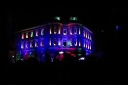 O espetáculo com cores e uma iluminação especial, atraiu milhares de pessoas no Marco Zero, no Bairro do Recife Antigo