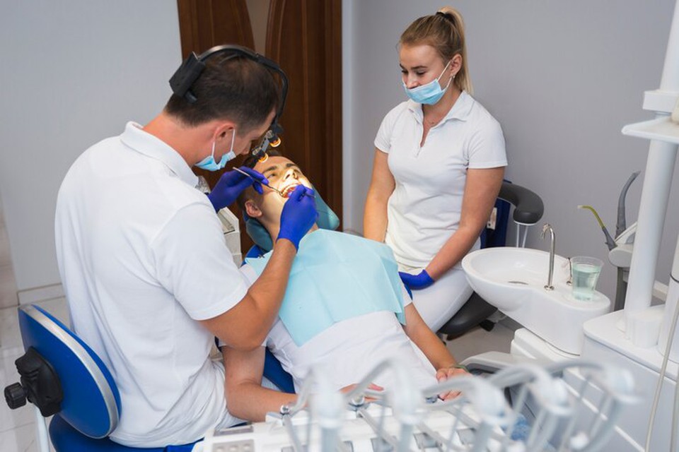 Atuaro no atendimento 40 cirurgies-dentistas e 18 tcnicos (Foto: Freepik)