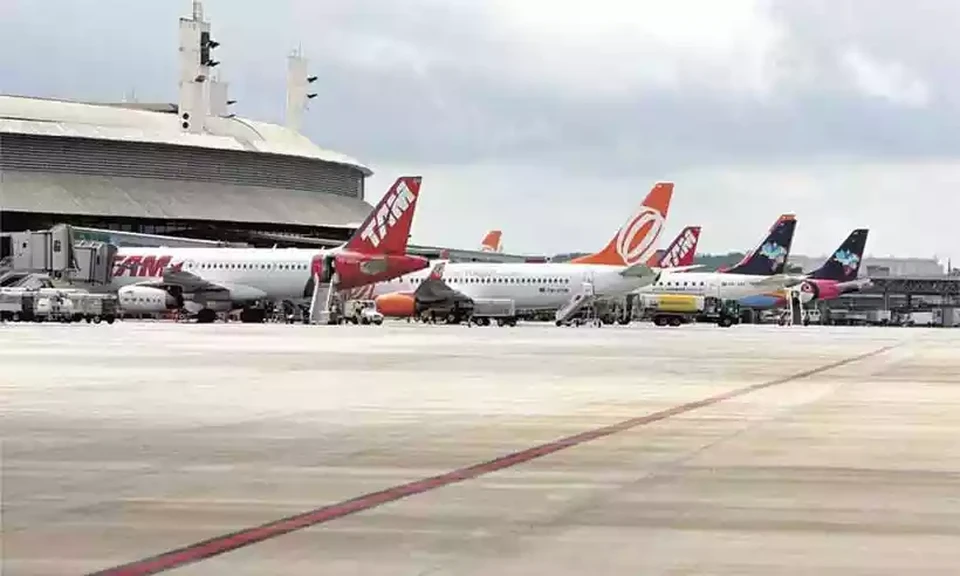Aeronaves estacionadas em rea de embarque do aeroporto de Confins, na Grande BH (Crdito: Edsio Ferreira/EM/DA Press)