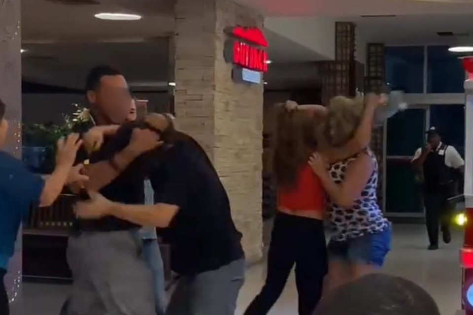 Homens e mulheres brigaram em shopping (Foto: redes sociais ) Homens e mulheres brigaram em shopping (Foto: redes sociais )