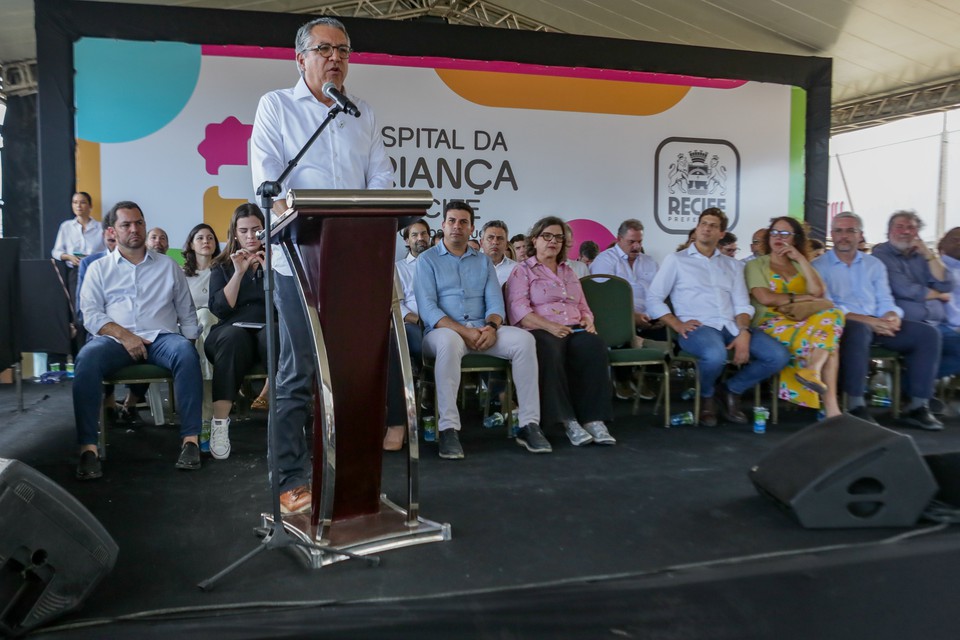 Ministro Alexandre Padilha celebrou prefeito do Recife em discurso nas obras do novo Hospital da Criana (Rafael Vieira/DP)